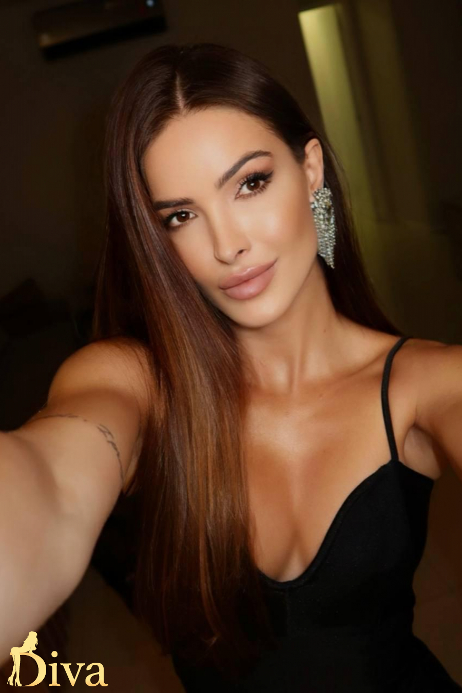 brunette-goodge-street-tottenham-court-road-warren-street-great-portland-street-maine-r17811797453355-0002.jpg