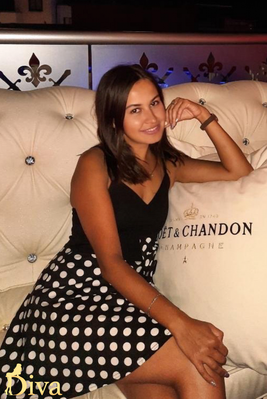 brunette-sloane-square-knightsbridge-st-jamess-park-hyde-park-corner-angora-r17002221062833-0002.jpg
