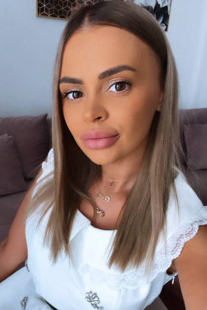 brunette-tottenham-court-road-clarke-r17812990963739-0001.jpg
