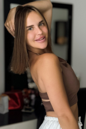 brunette-earls-court-gloucester-road-high-street-kensington-south-kensington-kessie-r17806535287916-0002.jpg