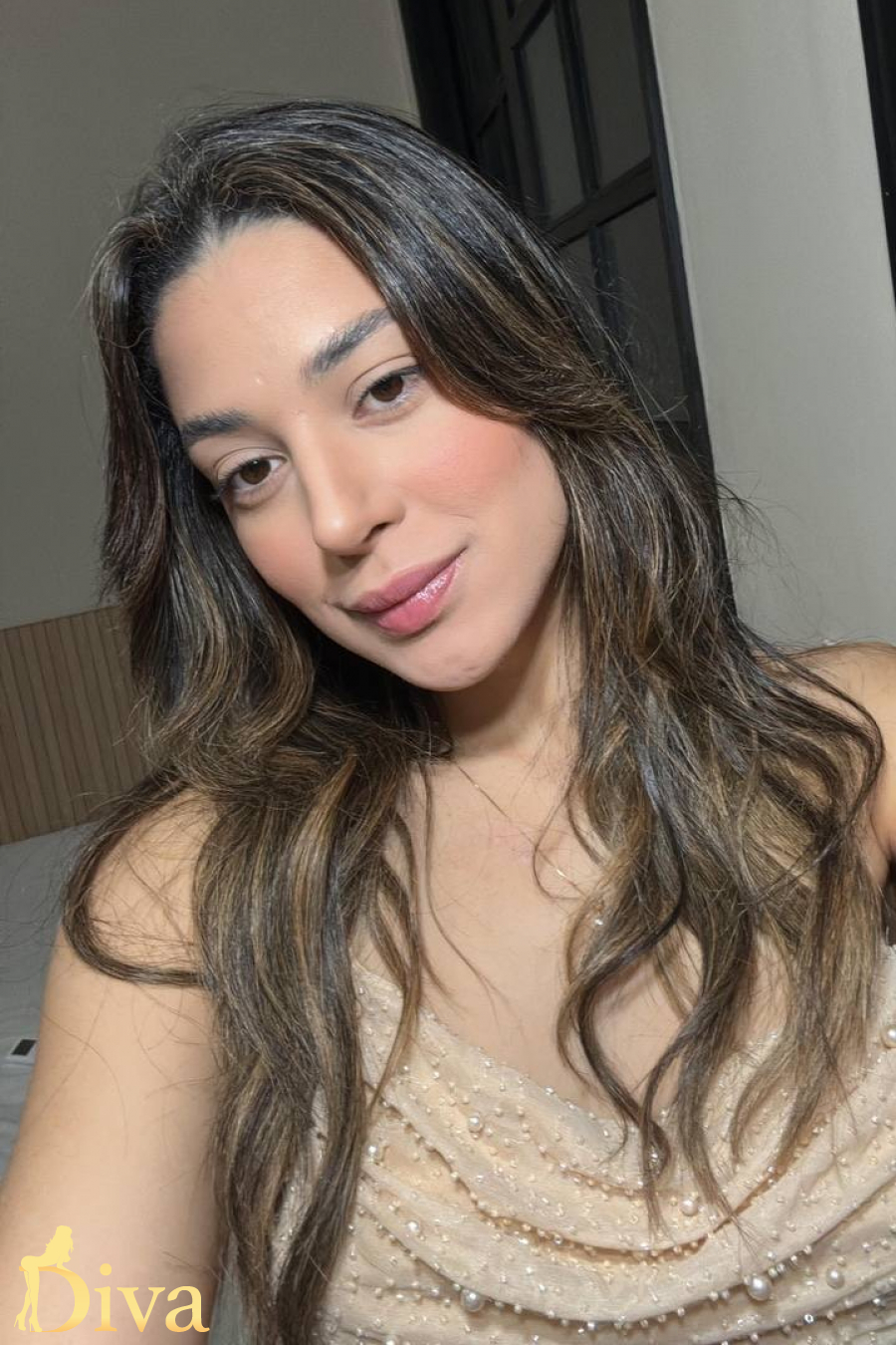 brunette-goodge-street-tottenham-court-road-oxford-circus-great-portland-street-ampala-r17631146738433-0001.jpeg
