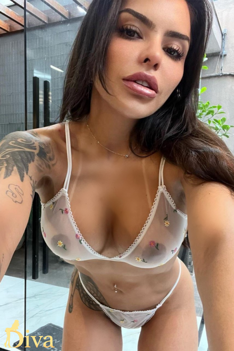 brunette-gloucester-road-earls-court-south-kensington-moon-r17302865559465-0002.jpg