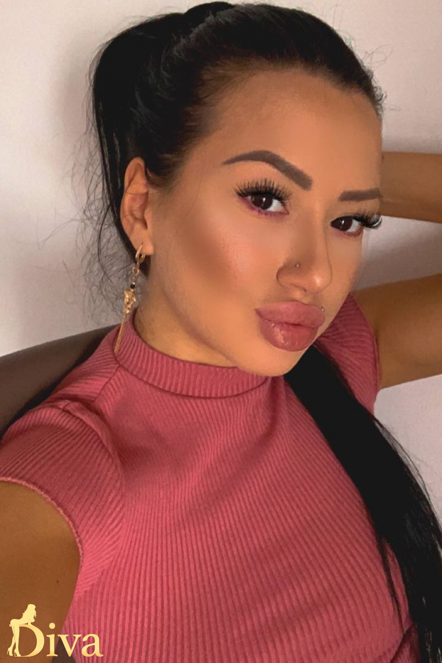 brunette-goodge-street-tottenham-court-road-oxford-circus-great-portland-street-itaka-r16973790227651-0002.jpg