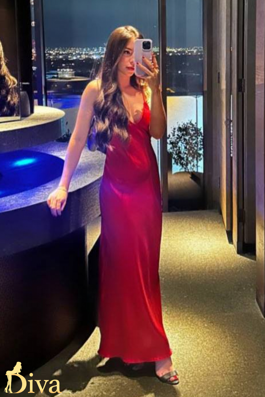 brunette-leicester-square-piccadilly-circus-covent-garden-tottenham-court-road-oxford-circus-dora-r17738562906284-0001.jpg