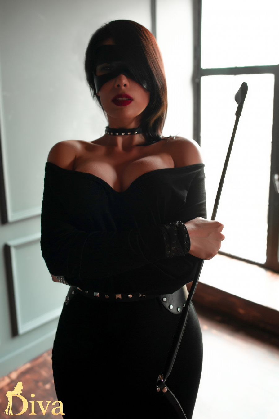 brunette-st-jamess-park-mistress-dominella-r16974567756136-0012.jpg