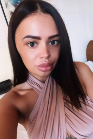 brunette-tottenham-court-road-clarke-r17812990840933-0001.jpg