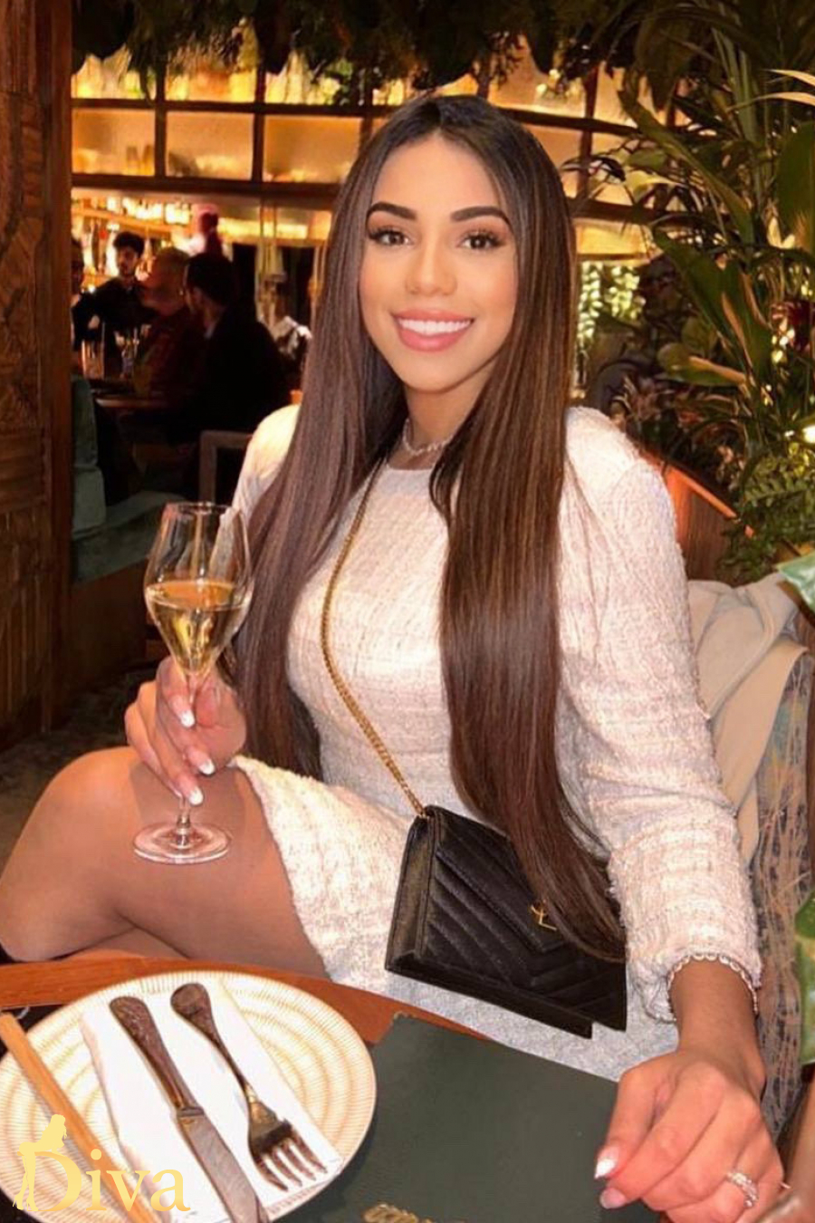 brunette-randama-r16972812187872-0002.jpeg