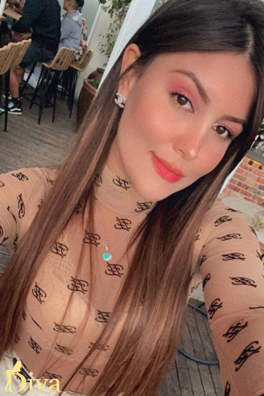 brunette-high-street-kensington-queensway-notting-hill-gate-holland-park-ardis-r17395379625758-0001.jpeg