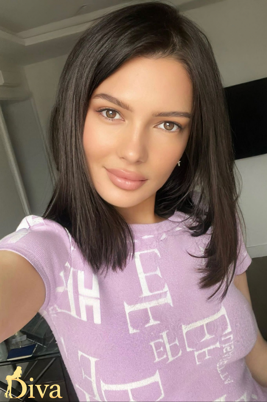 brunette-history-r16973222824175-0002.jpg