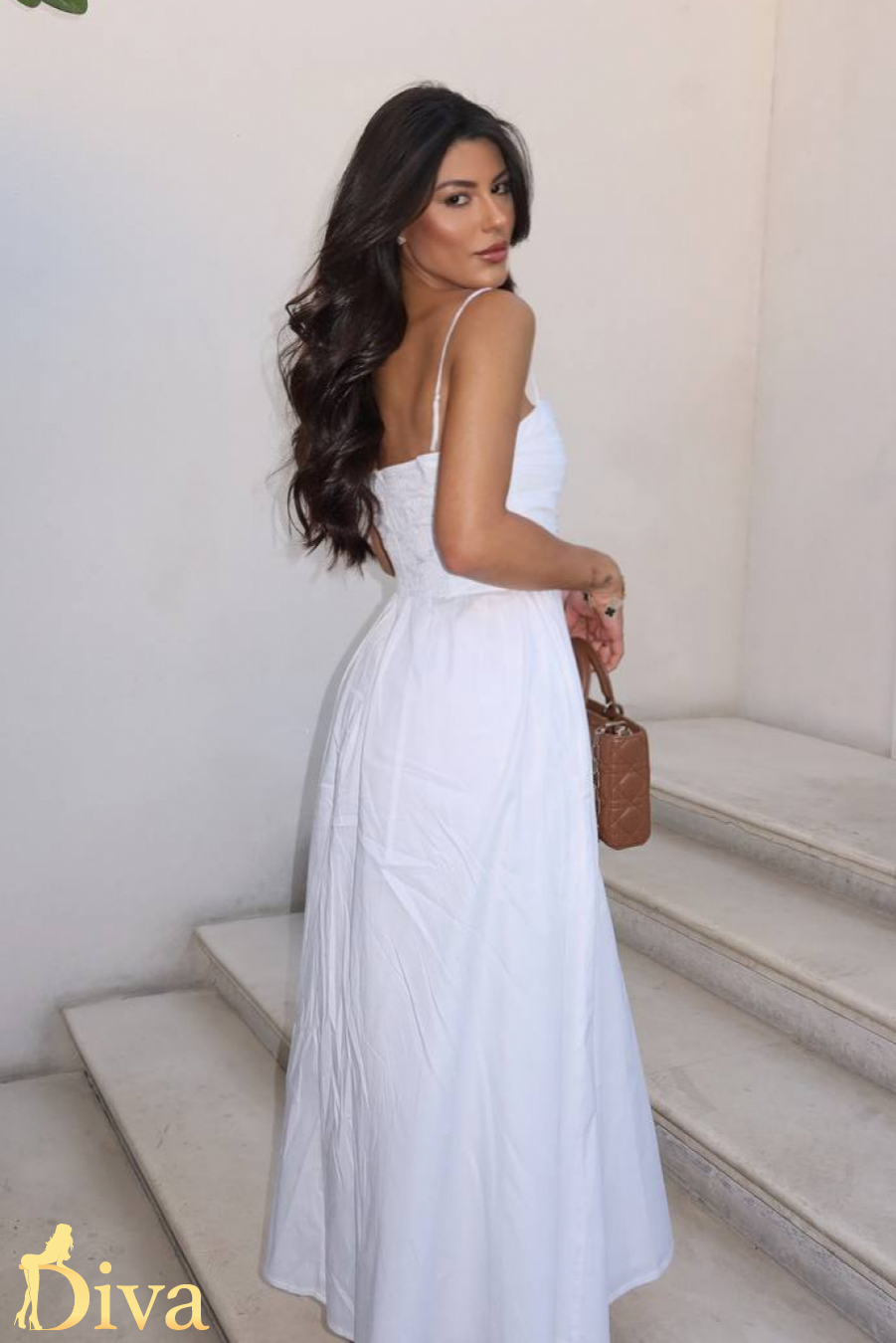 brunette-dubai-garuda-r17683209714067-0002.jpg