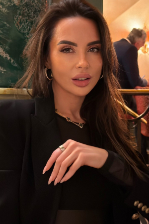 brunette-st-jamess-park-victoria-sloane-square-talista-r17700417935337-0003.jpeg