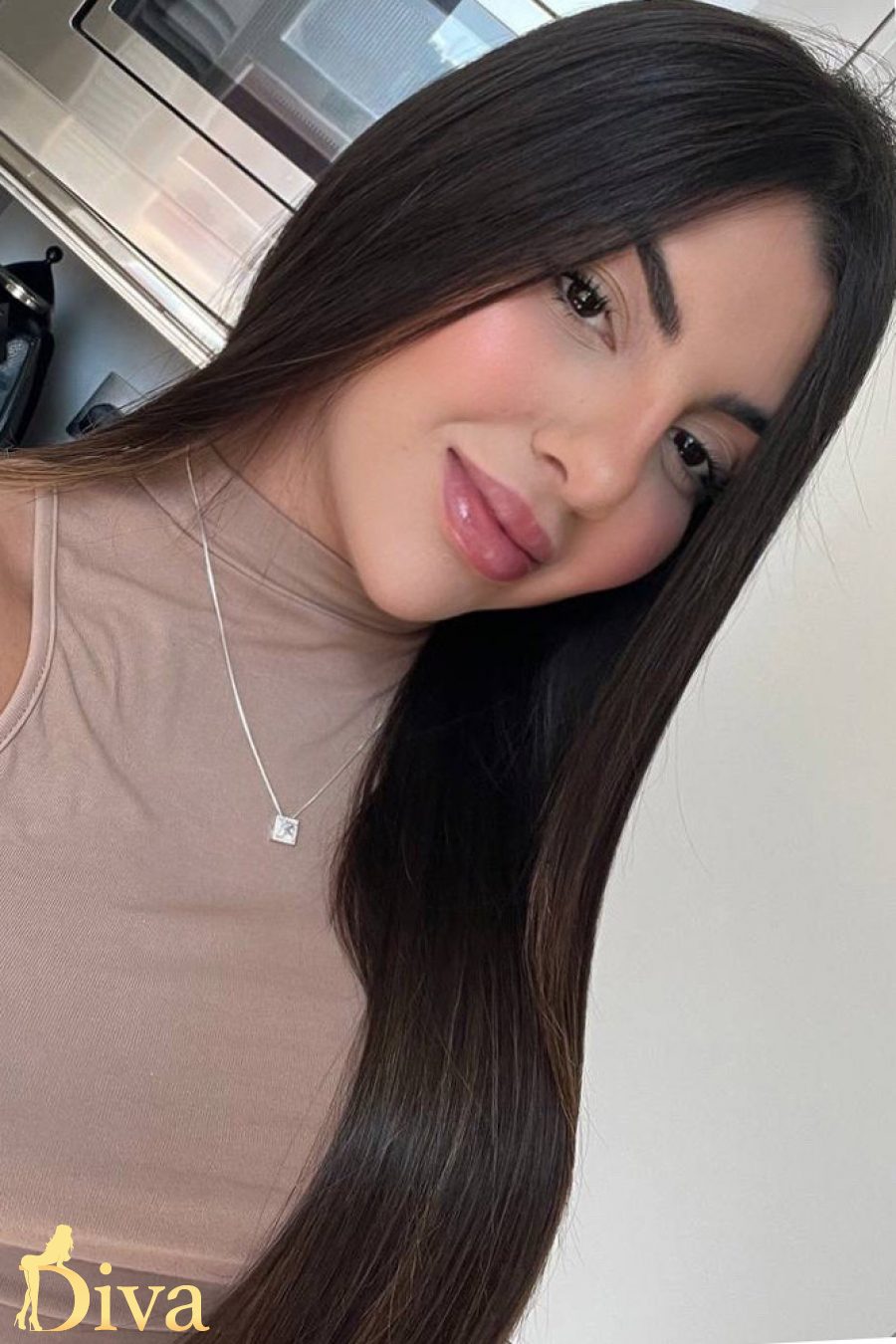 brunette-gloucester-road-south-kensington-earls-court-knightsbridge-rusalia-r16972336487649-0001.jpg