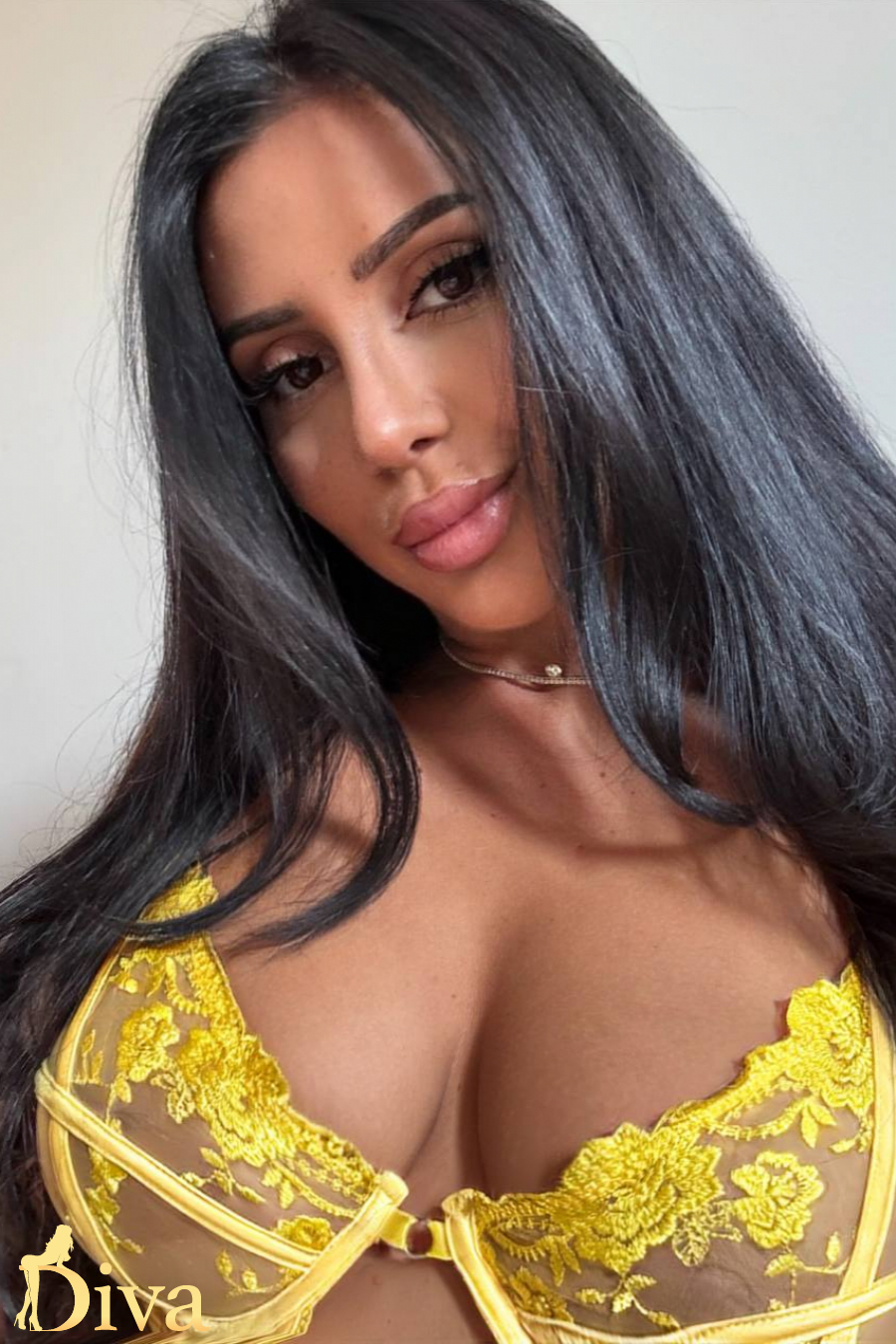 brunette-gloucester-road-south-kensington-earls-court-jackline-r17456940695550-0001.jpg