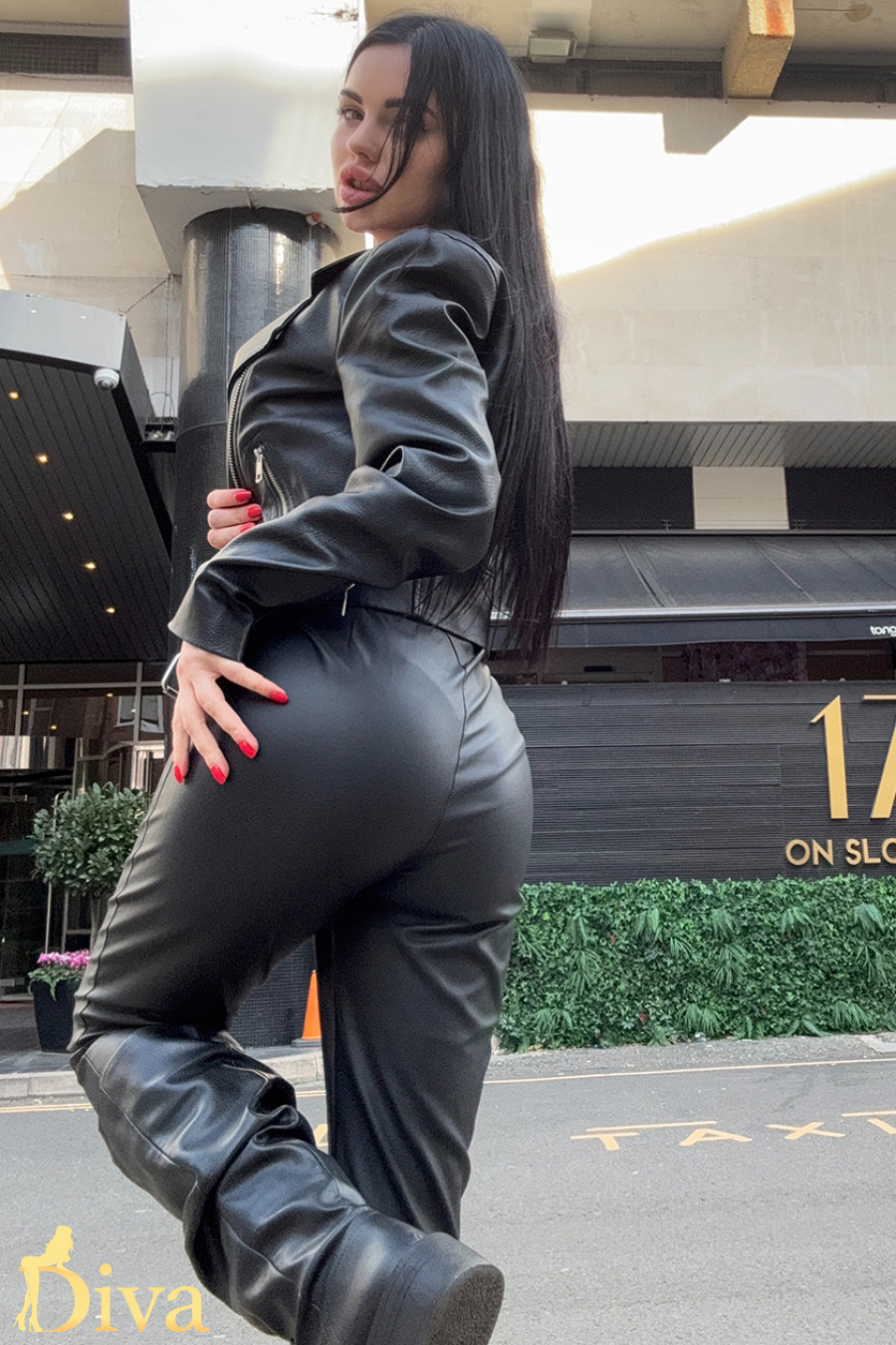 brunette-knightsbridge-sloane-square-hyde-park-corner-perfetti-r17587915237827-0001.jpg