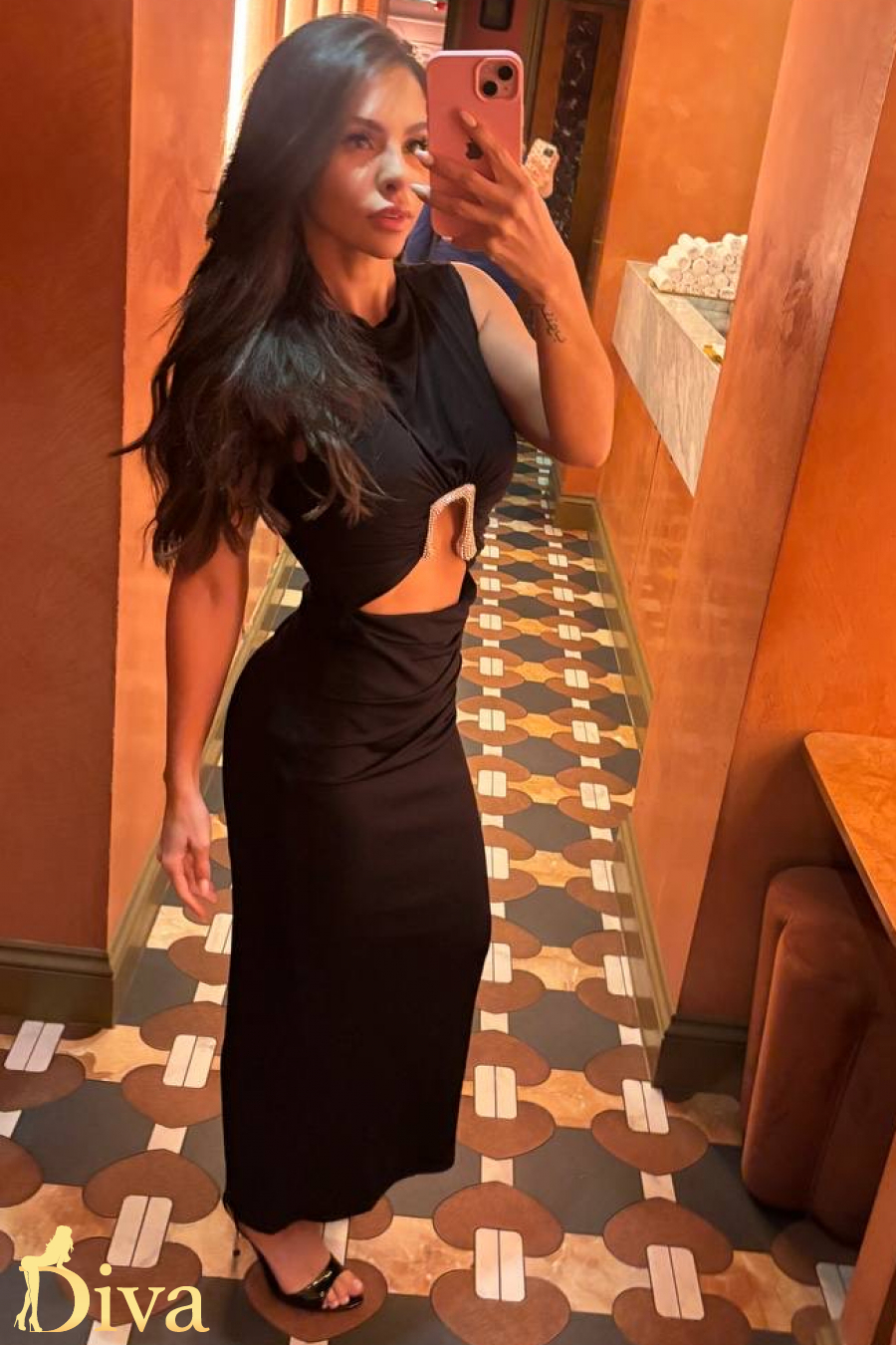 brunette-high-street-kensington-gloucester-road-notting-hill-gate-essential-r17691929108091-0001.jpeg