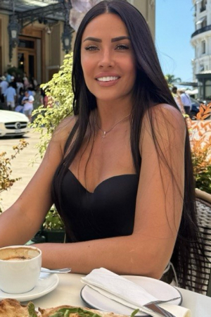 brunette-south-kensington-gloucester-road-earls-court-edvina-r17779765693250-0002.jpg