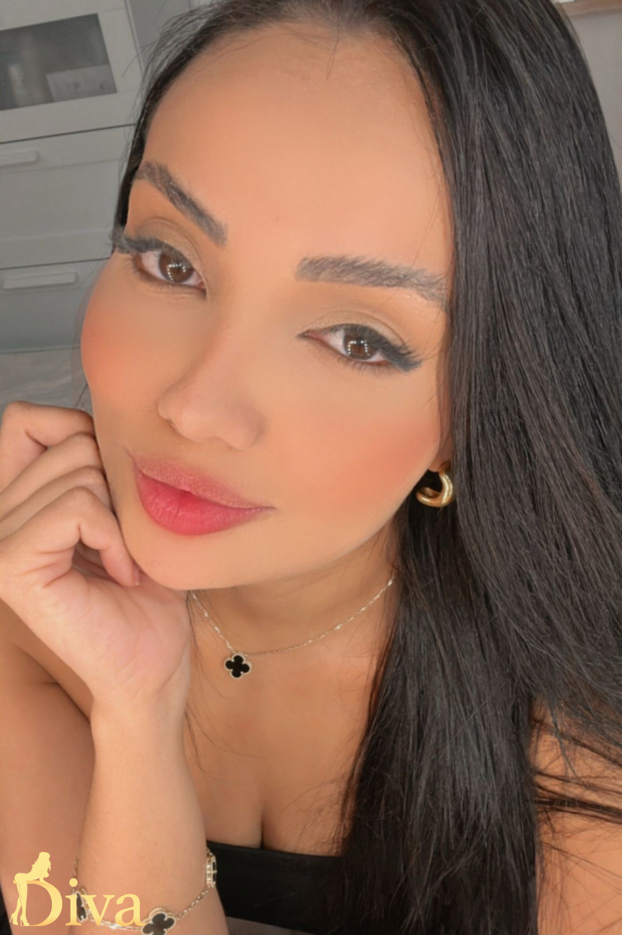 brunette-goodge-street-tottenham-court-road-warren-street-great-portland-street-salyssa-r17447352369117-0002.jpeg
