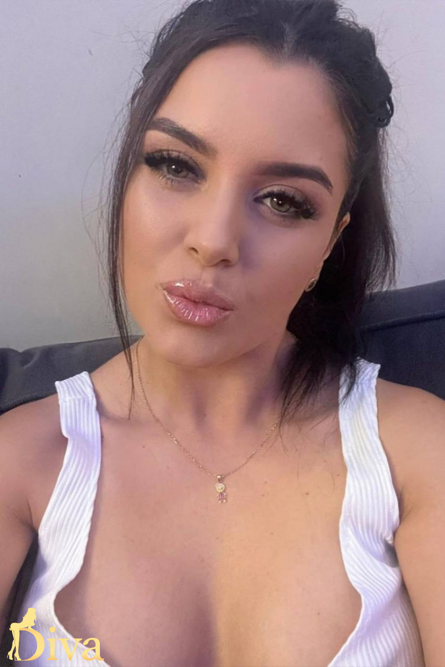 brunette-gloucester-road-earls-court-high-street-kensington-laurita-r17289228264061-0001.jpg