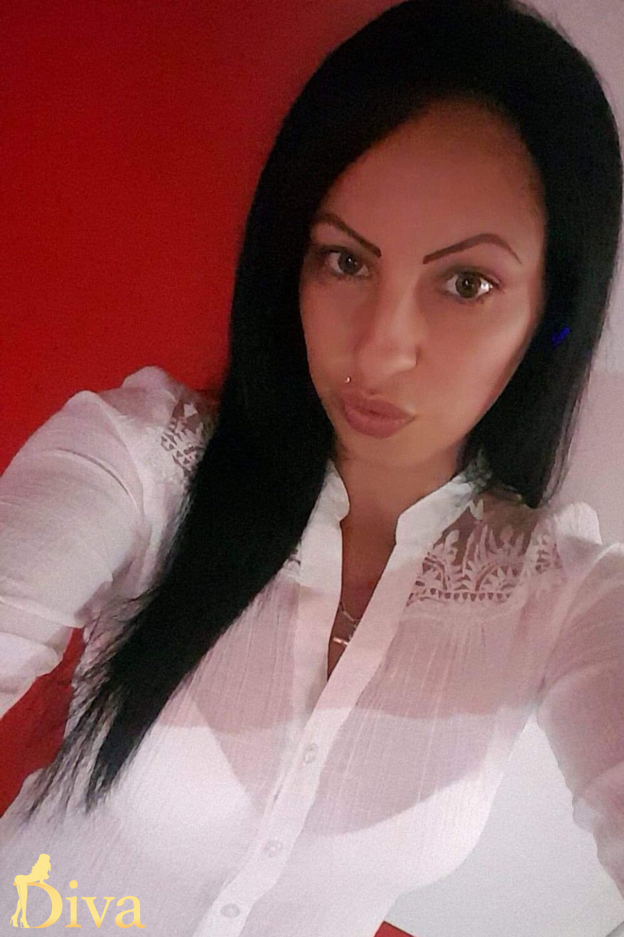 brunette-notting-hill-gate-high-street-kensington-queensway-medinava-r16973657401808-0002.jpg