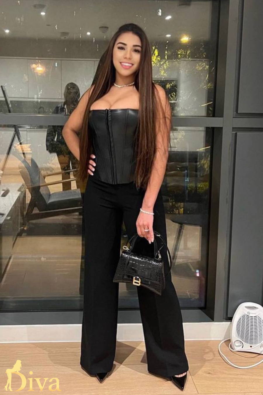 brunette-randama-r16972812338967-0001.jpeg