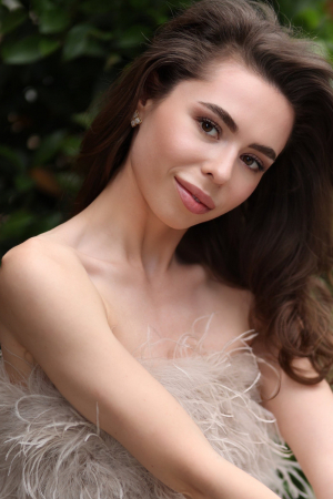 brunette-dubai-kristina-r17345348423461-0002.jpg